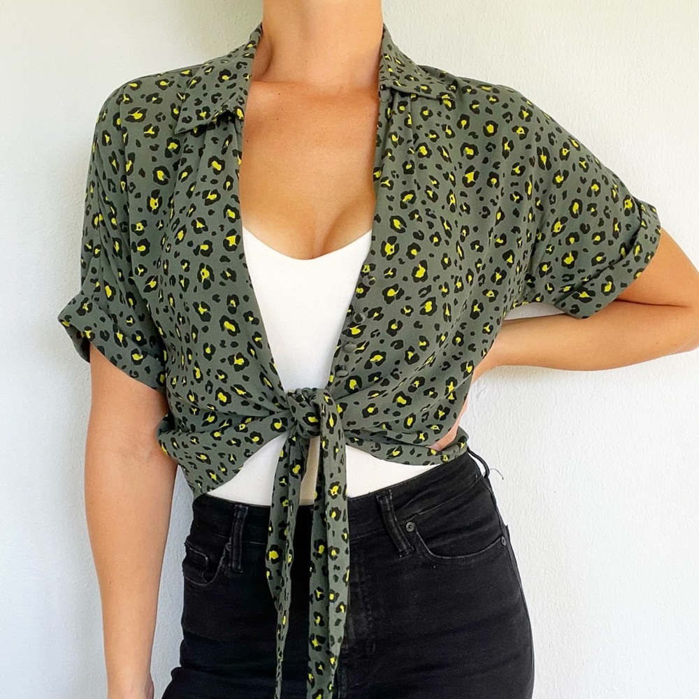American Eagle green leopard print tie front button down blouse size XS